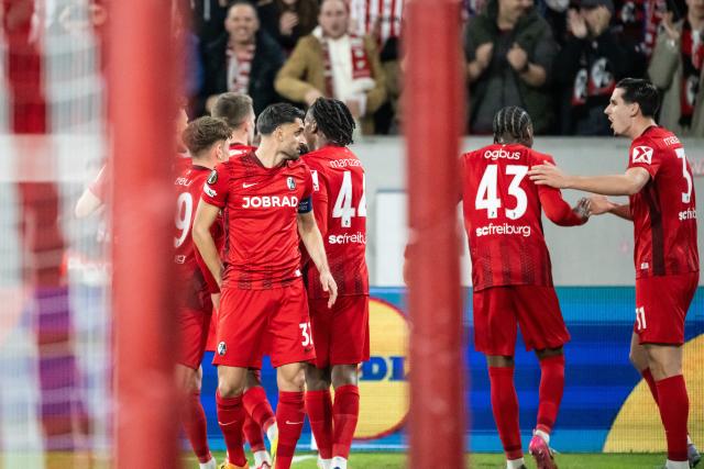 19 March 2026, Baden-Wuerttemberg, Freiburg im Breisgau: Freiburg players celebrate their side's first goal during the UEFA Europa League Round of 16 Second Leg soccer match between SC Freiburg and KRC Genk at the Europa-Park Stadium. Photo: Silas Stein/dpa