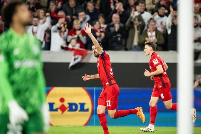 19 March 2026, Baden-Wuerttemberg, Freiburg im Breisgau: Freiburg's Vincenzo Grifo (C) celebrates scoring his side's first goal during the UEFA Europa League Round of 16 Second Leg soccer match between SC Freiburg and KRC Genk at the Europa-Park Stadium. Photo: Silas Stein/dpa