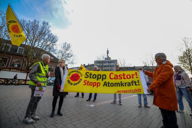 19 March 2026, North Rhine-Westphalia, Ahaus: People take part in a vigil ahead of a public forum on the upcoming shipments of nuclear waste from Jülich to Ahaus. Photo: Christoph Reichwein/dpa