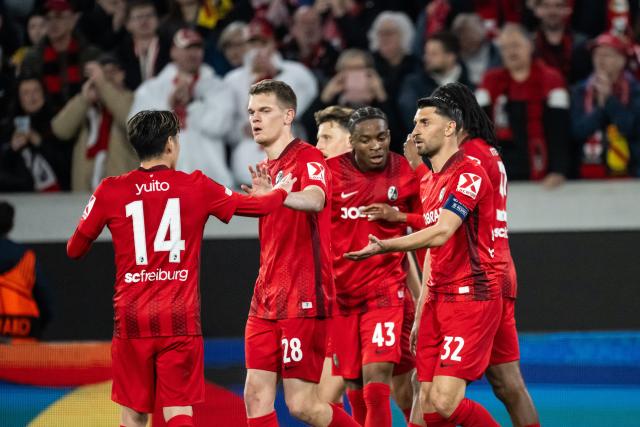 19 March 2026, Baden-Wuerttemberg, Freiburg im Breisgau: Freiburg's Vincenzo Grifo (R) celebrates scoring his side's second goal with yteammates during the UEFA Europa League Round of 16 Second Leg soccer match between SC Freiburg and KRC Genk at the Europa-Park Stadium. Photo: Silas Stein/dpa