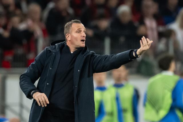 19 March 2026, Baden-Wuerttemberg, Freiburg im Breisgau: Genk coach Nicky Hayen gestures on the sidelines during the UEFA Europa League Round of 16 Second Leg soccer match between SC Freiburg and KRC Genk at the Europa-Park Stadium. Photo: Silas Stein/dpa