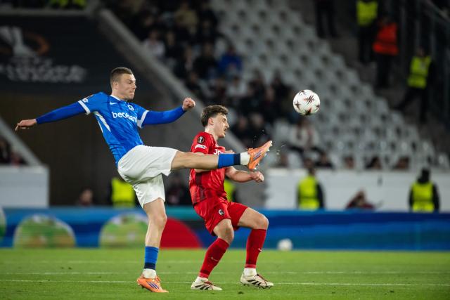 19 March 2026, Baden-Wuerttemberg, Freiburg im Breisgau: Genk's Daan Heymans (L) and Freiburg's Maximilian Eggestein battle for the ball during the UEFA Europa League Round of 16 Second Leg soccer match between SC Freiburg and KRC Genk at the Europa-Park Stadium. Photo: Silas Stein/dpa