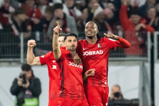 19 March 2026, Baden-Wuerttemberg, Freiburg im Breisgau: Freiburg's Vincenzo Grifo (L) celebrates scoring his side's third goal with teammates during the UEFA Europa League Round of 16 Second Leg soccer match between SC Freiburg and KRC Genk at the Europa-Park Stadium. Photo: Silas Stein/dpa