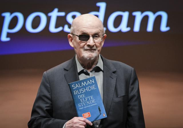 19 March 2026, Brandenburg, Potsdam: Indian-British novelist Salman Rushdie presents his new collection of short stories, *The Eleventh Hour*, at the Nikolaisaal as part of the "LIT: potsdam" literary festival. Photo: Jens Kalaene/dpa