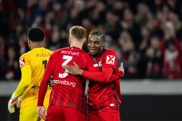 19 March 2026, Baden-Wuerttemberg, Freiburg im Breisgau: Freiburg's Bruno Ogbus (R) and Philipp Lienhart celebrate the victory after the UEFA Europa League Round of 16 Second Leg soccer match between SC Freiburg and KRC Genk at the Europa-Park Stadium. Photo: Silas Stein/dpa