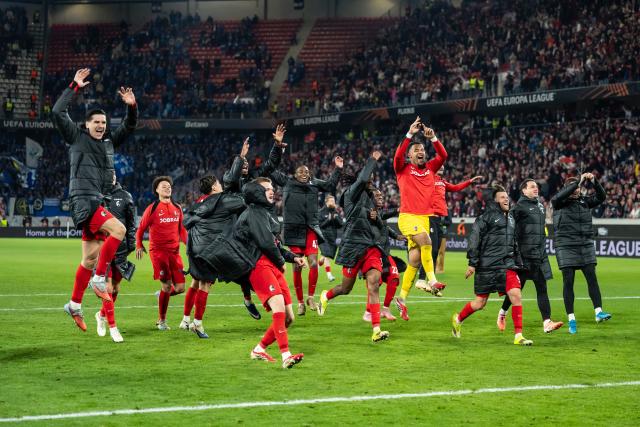 19 March 2026, Baden-Wuerttemberg, Freiburg im Breisgau: Freiburg players celebrate the victory after the UEFA Europa League Round of 16 Second Leg soccer match between SC Freiburg and KRC Genk at the Europa-Park Stadium. Photo: Silas Stein/dpa