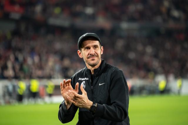 19 March 2026, Baden-Wuerttemberg, Freiburg im Breisgau: Freiburg coach Julian Schuster celebrates the victory after the UEFA Europa League Round of 16 Second Leg soccer match between SC Freiburg and KRC Genk at the Europa-Park Stadium. Photo: Silas Stein/dpa