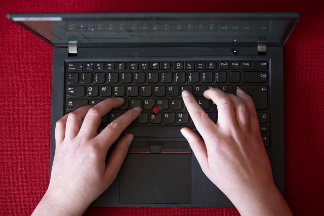 FILED - 07 March 2025, Saxony, Dresden: A woman types on a laptop and works on a computer. Photo: Sebastian Kahnert/dpa