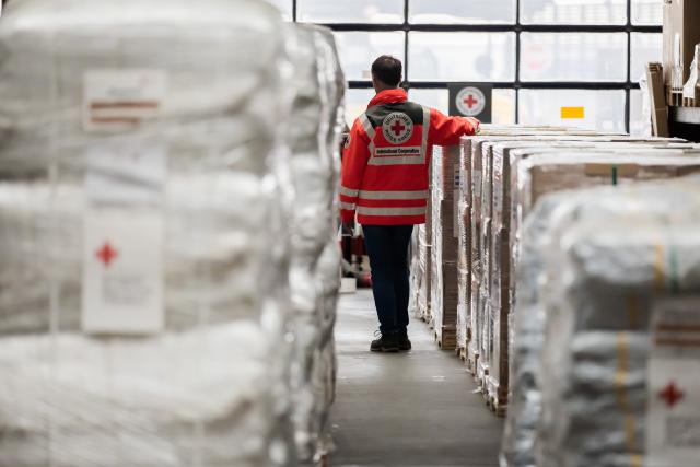20 March 2026, Brandenburg, Schönefeld: A DRK employee stands during the loading of relief supplies for Lebanon at the DRK logistics center at Berlin-Schönefeld Airport. Around 30 tons of relief supplies are being loaded. They will first be transported by truck to Maastricht and then on to Beirut via an EU air bridge. Photo: Christoph Soeder/dpa
