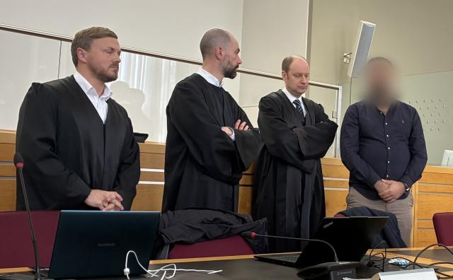 20 March 2026, Hannover: The accused former prosecutor stands in the courtroom alongside his defense attorneys. A prosecutor has been sentenced to eight years and six months in prison for conducting business with a drug gang. The Hanover Regional Court found the 40-year-old guilty of bribery and breach of official secrecy. Photo: Linda Vogt/dpa - ACHTUNG: Person(en) wurde(n) aus rechtlichen Gründen gepixelt