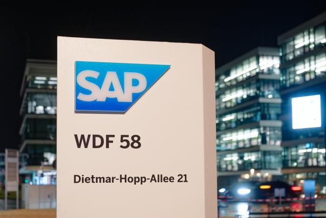 FILED - 27 January 2026, Baden-Württemberg, Walldorf: A sign with the logo of the software company SAP stands in front of a building with illuminated offices. Photo: Uwe Anspach/dpa
