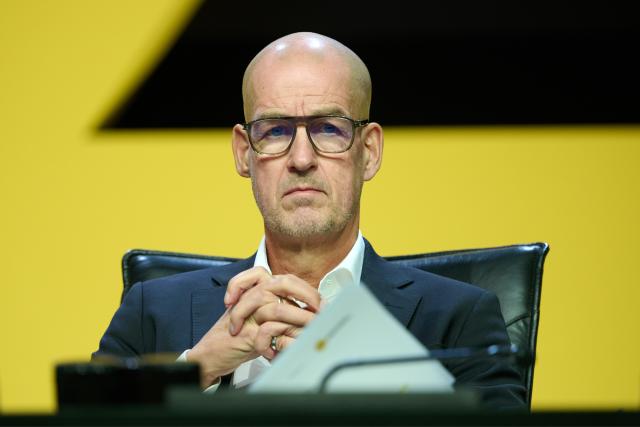 FILED - 24 November 2025, North Rhine-Westphalia, Dortmund: Borussia Dortmund managing director Carsten Cramer sits on the podium during the annual general meeting of Borussia Dortmund GmbH & Co. KGaA. Photo: Bernd Thissen/dpa