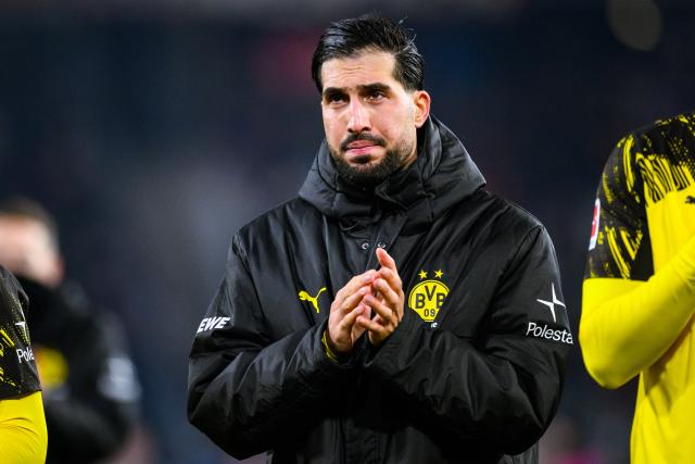 FILED - 14 December 2025, Baden-Wuerttemberg, Freiburg im Breisgau: Borussia Dortmund's Emre Can thanks the fans after the German Bundesliga soccer match between SC Freiburg and Borussia Dortmund at Europa-Park Stadium. Photo: Tom Weller/dpa - WICHTIGER HINWEIS: Gemäß den Vorgaben der DFL Deutsche Fußball Liga bzw. des DFB Deutscher Fußball-Bund ist es untersagt, in dem Stadion und/oder vom Spiel angefertigte Fotoaufnahmen in Form von Sequenzbildern und/oder videoähnlichen Fotostrecken zu verwerten bzw. verwerten zu lassen.