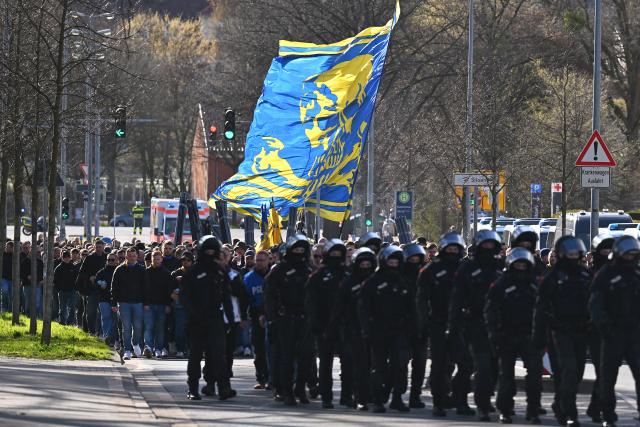 20 March 2026, Lower Saxony, Hanover: Police officers escort a march of Eintracht Braunschweig fans ahead of the German 2nd Bundesliga soccer match between Hannover 96 and Eintracht Braunschweig at Heinz von Heiden Arena. Photo: -/dpa - ACHTUNG: Nur zur redaktionellen Verwendung im Zusammenhang mit der aktuellen Berichterstattung und nur mit vollständiger Nennung des vorstehenden Credits