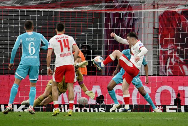 20 March 2026, Saxony, Leipzig: Leipzig's Brajan Gruda (R) scores his side's first goal during the German Bundesliga soccer match between RB Leipzig and TSG 1899 Hoffenheim at Red Bull Arena. Photo: Julius Frick/dpa