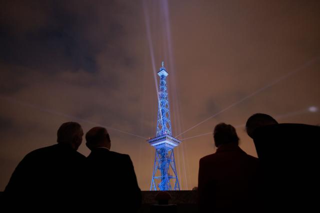 20 March 2026, Berlin: (L-R) Managing Director of Messe Berlin Dirk Hoffmann, Governing Mayor of Berlin Kai Wegner, Senator for Economic Affairs Franziska Giffey and Chairman of the Executive Board at Messe Berlin Mario Tobias look on as the lights are illuminated during the event marking the start of the "100 Years of the Radio Tower" anniversary year. Photo: Carsten Koall/dpa