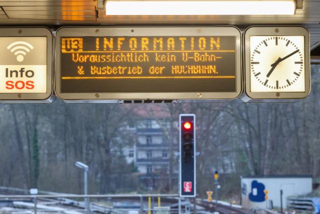 21 March 2026, Hamburg: A notice board at Schlump subway station indicates a warning strike in the public sector. The trade union Verdi has called on the employees of Hamburger Hochbahn and vhh.mobility (Verkehrsbetriebe Hamburg-Holstein GmbH) to go on a warning strike. The strike will last until Sunday (22.03) at 3 am. Photo: Bodo Marks/dpa