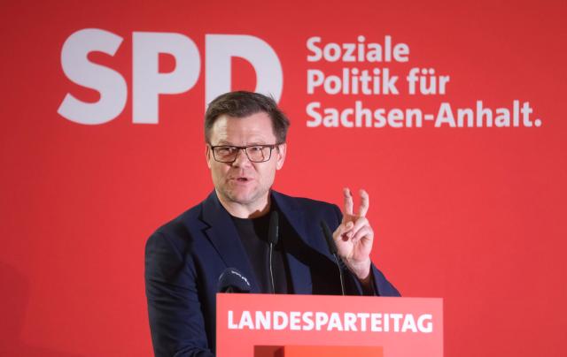 21 March 2026, Saxony-Anhalt, Merseburg: Carsten Schneider, German Minister for the Environment, speaks at the state party conference of the SPD Saxony-Anhalt. The program for the upcoming state elections is to be decided at the meeting. Photo: Sebastian Willnow/dpa