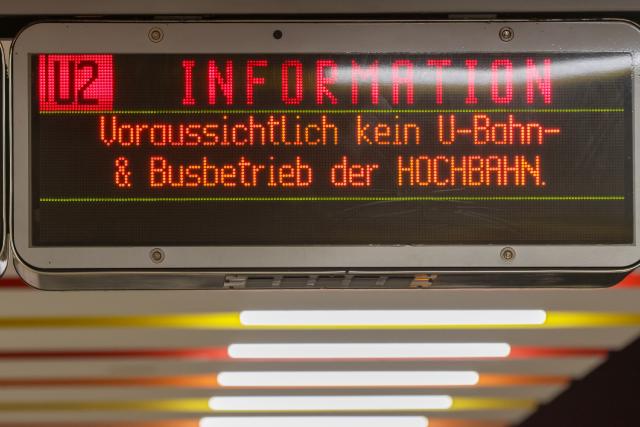 21 March 2026, Hamburg: A notice board at Schlump subway station indicates a warning strike in the public sector. The trade union Verdi has called on the employees of Hamburger Hochbahn and vhh.mobility (Verkehrsbetriebe Hamburg-Holstein GmbH) to go on a warning strike. The strike will last until Sunday (22.03) at 3 am. Photo: Bodo Marks/dpa