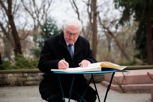 21 March 2026, Berlin: German President Frank-Walter Steinmeier signs the guest book at the Cemetery of the March Fallen on "Democracy History Day". The Cemetery of the March Fallen is one of over 250 sites that collectively commemorate the history of German democracy. Photo: Carsten Koall/dpa