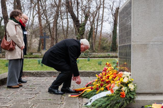 21 March 2026, Berlin: German President Frank-Walter Steinmeier (r) places a wreath in front of Susanne Kitschun (l-r), historian and director of Forum 1848, and Walter Momper (2nd l), former Governing Mayor of Berlin, at the central memorial stone at the Cemetery of the March Fallen. The Cemetery of the March Fallen is one of more than 250 sites that collectively commemorate the history of German democracy. Photo: Carsten Koall/dpa