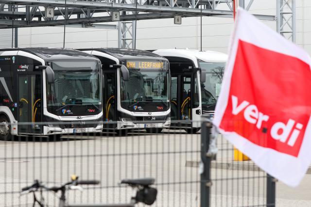 21 March 2026, Hamburg: Buses are parked during a warning strike at a depot of Verkehrsbetriebe Hamburg-Holstein (VHH). The trade union Verdi has called on the employees of Hamburger Hochbahn and vhh.mobility (Verkehrsbetriebe Hamburg-Holstein GmbH) to go on a warning strike. The strike is to last until 22.03.2026 at 3 am. Photo: Bodo Marks/dpa