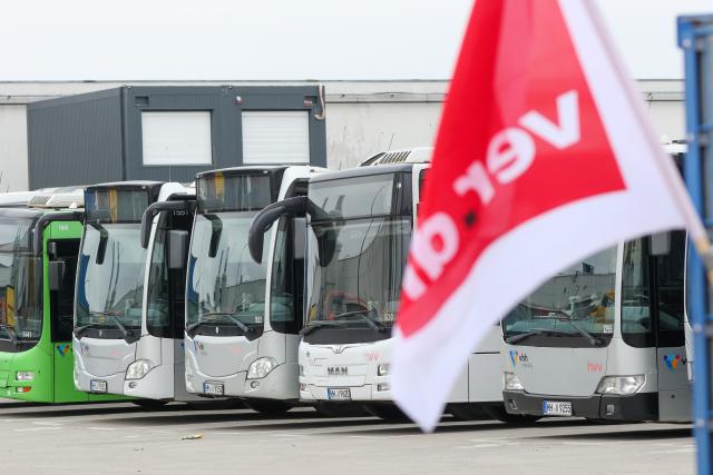 21 March 2026, Hamburg: Buses are parked during a warning strike at a depot of Verkehrsbetriebe Hamburg-Holstein (VHH). The trade union Verdi has called on the employees of Hamburger Hochbahn and vhh.mobility (Verkehrsbetriebe Hamburg-Holstein GmbH) to go on a warning strike. The strike is to last until 22.03.2026 at 3 am. Photo: Bodo Marks/dpa