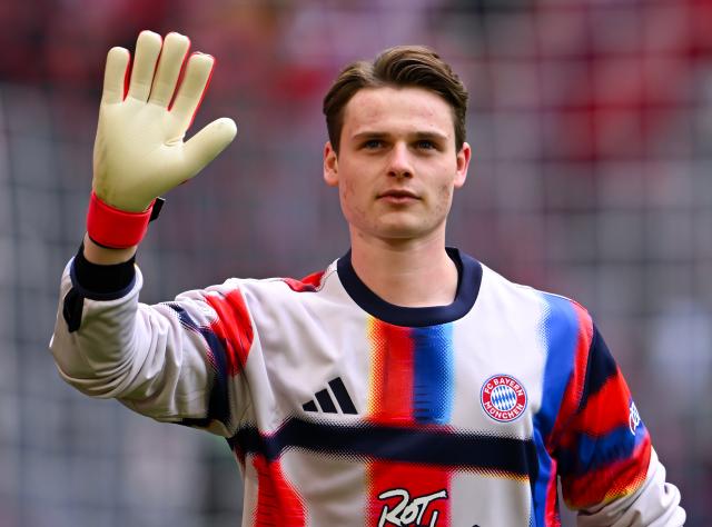 21 March 2026, Bavaria, Munich: Bayern Munich goalkeeper Jonas Urbig warms up prior to the start of the German Bundesliga soccer match between Bayern Munich and 1. FC Union Berlin at the Allianz Arena. Photo: Sven Hoppe/dpa - WICHTIGER HINWEIS: Gemäß den Vorgaben der DFL Deutsche Fußball Liga bzw. des DFB Deutscher Fußball-Bund ist es untersagt, in dem Stadion und/oder vom Spiel angefertigte Fotoaufnahmen in Form von Sequenzbildern und/oder videoähnlichen Fotostrecken zu verwerten bzw. verwerten zu lassen.