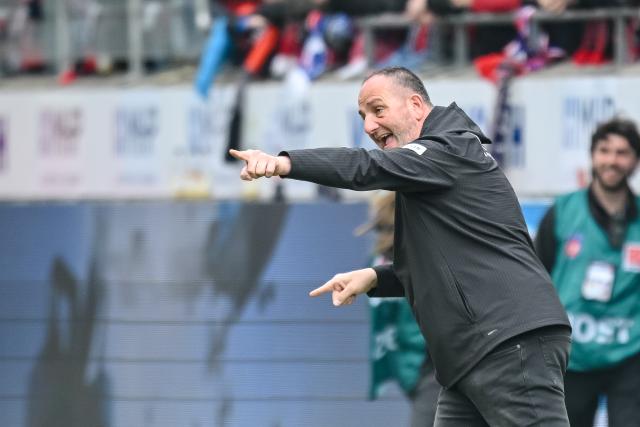 21 March 2026, Baden-Wuerttemberg, Heidenheim: Heidenheim coach Frank Schmidt gestures on the touchline during the German Bundesliga soccer match between 1. FC Heidenheim and Bayer Leverkusen at Voith-Arena. Photo: Harry Langer/dpa - WICHTIGER HINWEIS: Gemäß den Vorgaben der DFL Deutsche Fußball Liga bzw. des DFB Deutscher Fußball-Bund ist es untersagt, in dem Stadion und/oder vom Spiel angefertigte Fotoaufnahmen in Form von Sequenzbildern und/oder videoähnlichen Fotostrecken zu verwerten bzw. verwerten zu lassen.