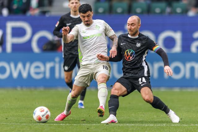 21 March 2026, Lower Saxony, Wolfsburg: Wolfsburg's Christian Eriksen (R) and Werder Bremen's Cameron Puertas battle for the ball during the German Bundesliga soccer match between VfL Wolfsburg and SV Werder Bremen at Volkswagen Arena. Photo: Andreas Gora/dpa - WICHTIGER HINWEIS: Gemäß den Vorgaben der DFL Deutsche Fußball Liga bzw. des DFB Deutscher Fußball-Bund ist es untersagt, in dem Stadion und/oder vom Spiel angefertigte Fotoaufnahmen in Form von Sequenzbildern und/oder videoähnlichen Fotostrecken zu verwerten bzw. verwerten zu lassen.