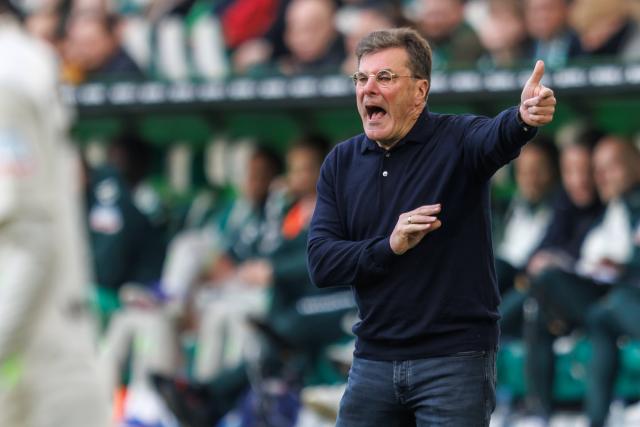 21 March 2026, Lower Saxony, Wolfsburg: Wolfsburg coach Dieter Hecking gestures on the sideline during the German Bundesliga soccer match between VfL Wolfsburg and SV Werder Bremen at Volkswagen Arena. Photo: Andreas Gora/dpa - WICHTIGER HINWEIS: Gemäß den Vorgaben der DFL Deutsche Fußball Liga bzw. des DFB Deutscher Fußball-Bund ist es untersagt, in dem Stadion und/oder vom Spiel angefertigte Fotoaufnahmen in Form von Sequenzbildern und/oder videoähnlichen Fotostrecken zu verwerten bzw. verwerten zu lassen.