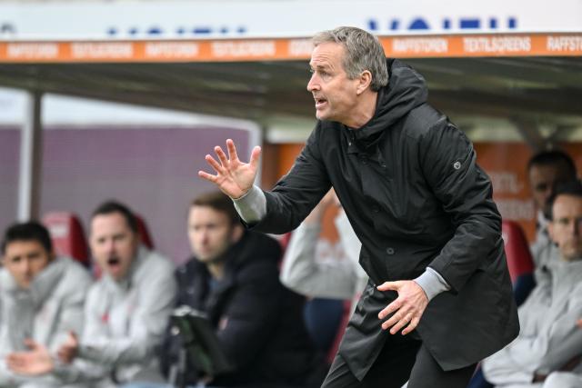 21 March 2026, Baden-Wuerttemberg, Heidenheim: Leverkusen coach Kasper Hjulmand gestures on the touchline during the German Bundesliga soccer match between 1. FC Heidenheim and Bayer Leverkusen at Voith-Arena. Photo: Harry Langer/dpa - WICHTIGER HINWEIS: Gemäß den Vorgaben der DFL Deutsche Fußball Liga bzw. des DFB Deutscher Fußball-Bund ist es untersagt, in dem Stadion und/oder vom Spiel angefertigte Fotoaufnahmen in Form von Sequenzbildern und/oder videoähnlichen Fotostrecken zu verwerten bzw. verwerten zu lassen.