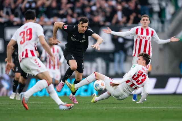 21 March 2026, North Rhine-Westphalia, Cologne: Cologne's Rav van den Berg (R) and Gladbach's Haris Tabakovic (2nd L) battle for the ball during the German Bundesliga soccer match between 1. FC Cologne and Borussia Moenchengladbach at RheinEnergieStadion. Photo: Marius Becker/dpa - WICHTIGER HINWEIS: Gemäß den Vorgaben der DFL Deutsche Fußball Liga bzw. des DFB Deutscher Fußball-Bund ist es untersagt, in dem Stadion und/oder vom Spiel angefertigte Fotoaufnahmen in Form von Sequenzbildern und/oder videoähnlichen Fotostrecken zu verwerten bzw. verwerten zu lassen.