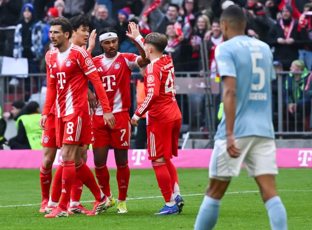 21 March 2026, Bavaria, Munich: Munich's Serge Gnabry's (3rd L) celebrates scoring his side's second goal with teammates during the German Bundesliga soccer match between Bayern Munich and 1. FC Union Berlin at the Allianz Arena. Photo: Sven Hoppe/dpa - WICHTIGER HINWEIS: Gemäß den Vorgaben der DFL Deutsche Fußball Liga bzw. des DFB Deutscher Fußball-Bund ist es untersagt, in dem Stadion und/oder vom Spiel angefertigte Fotoaufnahmen in Form von Sequenzbildern und/oder videoähnlichen Fotostrecken zu verwerten bzw. verwerten zu lassen.