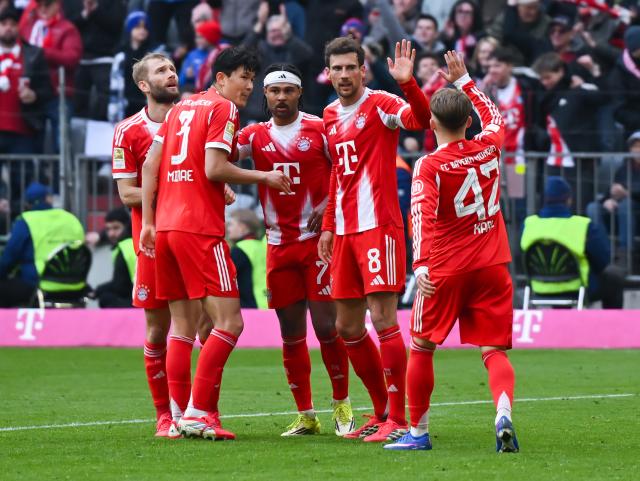 21 March 2026, Bavaria, Munich: Munich's Serge Gnabry's (3rd L) celebrates scoring his side's second goal with teammates during the German Bundesliga soccer match between Bayern Munich and 1. FC Union Berlin at the Allianz Arena. Photo: Sven Hoppe/dpa - WICHTIGER HINWEIS: Gemäß den Vorgaben der DFL Deutsche Fußball Liga bzw. des DFB Deutscher Fußball-Bund ist es untersagt, in dem Stadion und/oder vom Spiel angefertigte Fotoaufnahmen in Form von Sequenzbildern und/oder videoähnlichen Fotostrecken zu verwerten bzw. verwerten zu lassen.
