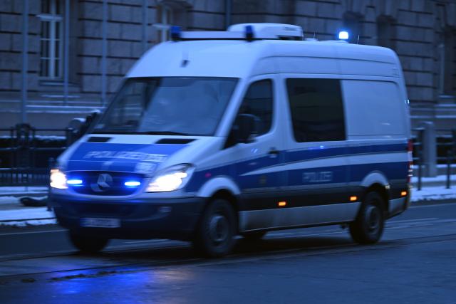 FILED - 04 February 2026, Berlin: A police van drives along Invalidenstrasse with its blue lights flashing. Photo: Lilli Förter/dpa