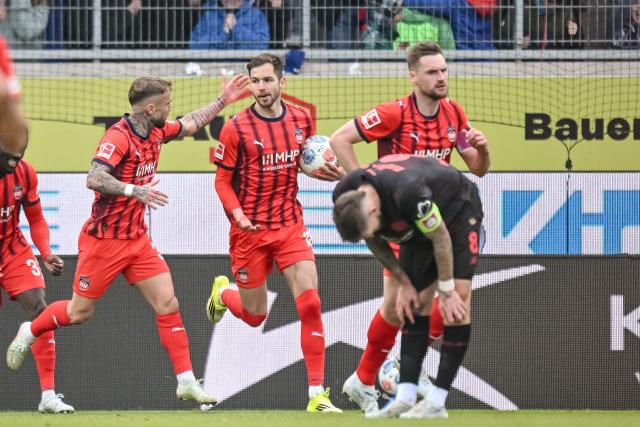 21 March 2026, Baden-Wuerttemberg, Heidenheim: Heidenheim's Marvin Pieringer (C) celebrates scoring his side's second goal with teammates during the German Bundesliga soccer match between 1. FC Heidenheim and Bayer Leverkusen at Voith-Arena. Photo: Harry Langer/dpa - WICHTIGER HINWEIS: Gemäß den Vorgaben der DFL Deutsche Fußball Liga bzw. des DFB Deutscher Fußball-Bund ist es untersagt, in dem Stadion und/oder vom Spiel angefertigte Fotoaufnahmen in Form von Sequenzbildern und/oder videoähnlichen Fotostrecken zu verwerten bzw. verwerten zu lassen.