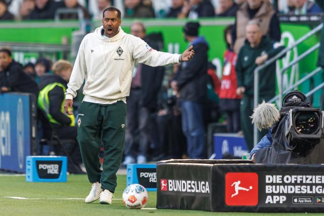 21 March 2026, Lower Saxony, Wolfsburg: Werder Bremen coach Daniel Thioune gestures on the sideline during the German Bundesliga soccer match between VfL Wolfsburg and SV Werder Bremen at Volkswagen Arena. Photo: Andreas Gora/dpa - WICHTIGER HINWEIS: Gemäß den Vorgaben der DFL Deutsche Fußball Liga bzw. des DFB Deutscher Fußball-Bund ist es untersagt, in dem Stadion und/oder vom Spiel angefertigte Fotoaufnahmen in Form von Sequenzbildern und/oder videoähnlichen Fotostrecken zu verwerten bzw. verwerten zu lassen.
