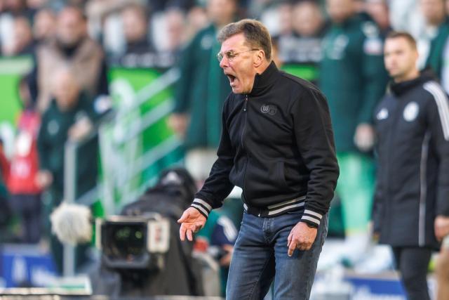 21 March 2026, Lower Saxony, Wolfsburg: Wolfsburg coach Dieter Hecking gestures on the sideline during the German Bundesliga soccer match between VfL Wolfsburg and SV Werder Bremen at Volkswagen Arena. Photo: Andreas Gora/dpa - WICHTIGER HINWEIS: Gemäß den Vorgaben der DFL Deutsche Fußball Liga bzw. des DFB Deutscher Fußball-Bund ist es untersagt, in dem Stadion und/oder vom Spiel angefertigte Fotoaufnahmen in Form von Sequenzbildern und/oder videoähnlichen Fotostrecken zu verwerten bzw. verwerten zu lassen.