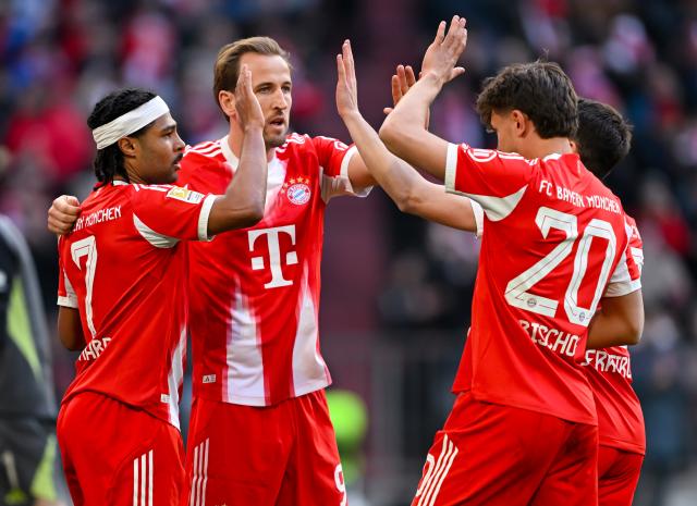 21 March 2026, Bavaria, Munich: Bayern Munich's Serge Gnabry (L) celebrates scoring his side's fourth goal with teammates Harry Kane (L), Tom Bischof and Raphael Guerreiro (R) during the German Bundesliga soccer match between Bayern Munich and 1. FC Union Berlin at the Allianz Arena. Photo: Sven Hoppe/dpa - WICHTIGER HINWEIS: Gemäß den Vorgaben der DFL Deutsche Fußball Liga bzw. des DFB Deutscher Fußball-Bund ist es untersagt, in dem Stadion und/oder vom Spiel angefertigte Fotoaufnahmen in Form von Sequenzbildern und/oder videoähnlichen Fotostrecken zu verwerten bzw. verwerten zu lassen.