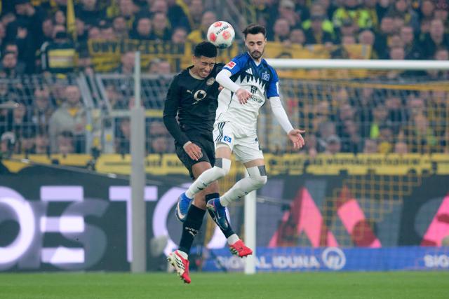 21 March 2026, North Rhine-Westphalia, Dortmund: Hamburger's Fabio Vieira (R) and Borussia Dortmund's Jobe Bellingham battle for the ball during the German Bundesliga soccer match between Borussia Dortmund and Hamburger SV at Signal Iduna Park. Photo: Bernd Thissen/dpa - WICHTIGER HINWEIS: Gemäß den Vorgaben der DFL Deutsche Fußball Liga bzw. des DFB Deutscher Fußball-Bund ist es untersagt, in dem Stadion und/oder vom Spiel angefertigte Fotoaufnahmen in Form von Sequenzbildern und/oder videoähnlichen Fotostrecken zu verwerten bzw. verwerten zu lassen.