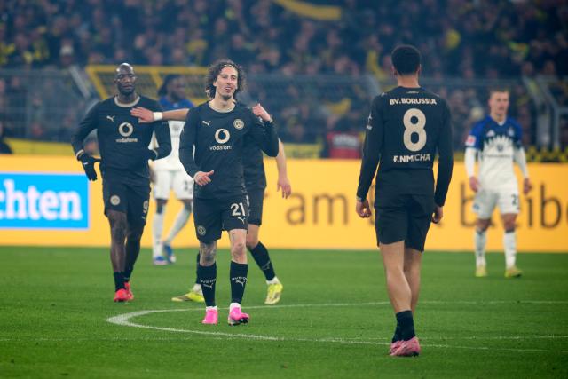 21 March 2026, North Rhine-Westphalia, Dortmund: Borussia Dortmund's Fabio Silva (C) celebrates scoring his side's second goal with teammates Serhou Guirassy (L) and Felix Nmecha during the German Bundesliga soccer match between Borussia Dortmund and Hamburger SV at Signal Iduna Park. Photo: Bernd Thissen/dpa - WICHTIGER HINWEIS: Gemäß den Vorgaben der DFL Deutsche Fußball Liga bzw. des DFB Deutscher Fußball-Bund ist es untersagt, in dem Stadion und/oder vom Spiel angefertigte Fotoaufnahmen in Form von Sequenzbildern und/oder videoähnlichen Fotostrecken zu verwerten bzw. verwerten zu lassen.