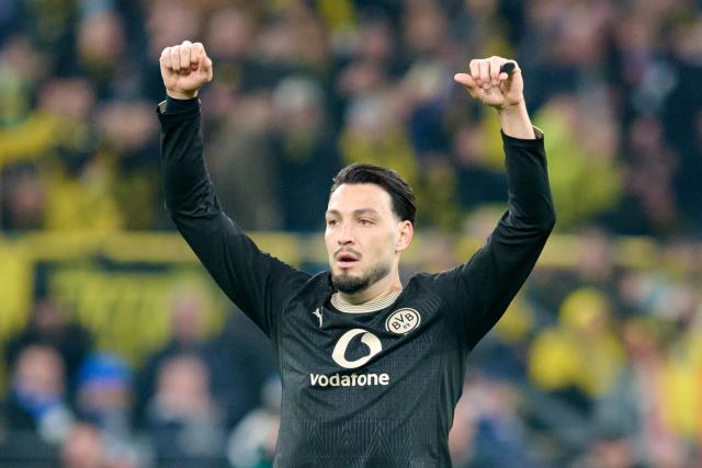 21 March 2026, North Rhine-Westphalia, Dortmund: Borussia Dortmund's Ramy Bensebaini celebrates after the German Bundesliga soccer match between Borussia Dortmund and Hamburger SV at Signal Iduna Park. Photo: Bernd Thissen/dpa - WICHTIGER HINWEIS: Gemäß den Vorgaben der DFL Deutsche Fußball Liga bzw. des DFB Deutscher Fußball-Bund ist es untersagt, in dem Stadion und/oder vom Spiel angefertigte Fotoaufnahmen in Form von Sequenzbildern und/oder videoähnlichen Fotostrecken zu verwerten bzw. verwerten zu lassen.