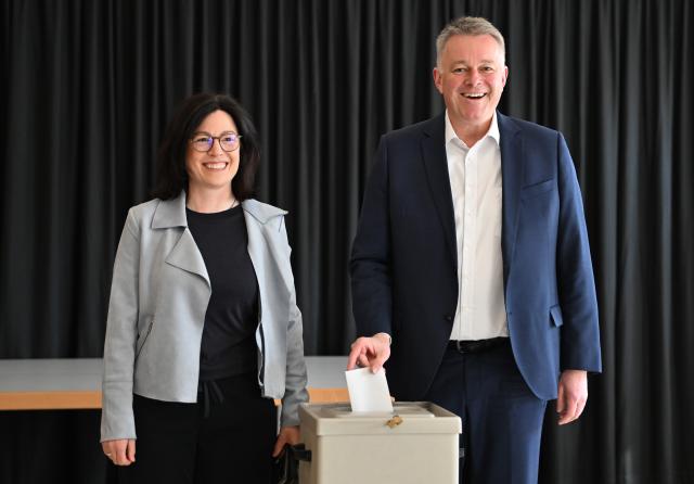 22 March 2026, Rhineland-Palatinate, Birresborn: Gordon Schnieder, Christian Democratic Union (CDU) top candidate for the state election in Rhineland-Palatinate, casts his vote next to his iwfe Diane at a polling station in Birresborn. Photo: Harald Tittel/dpa