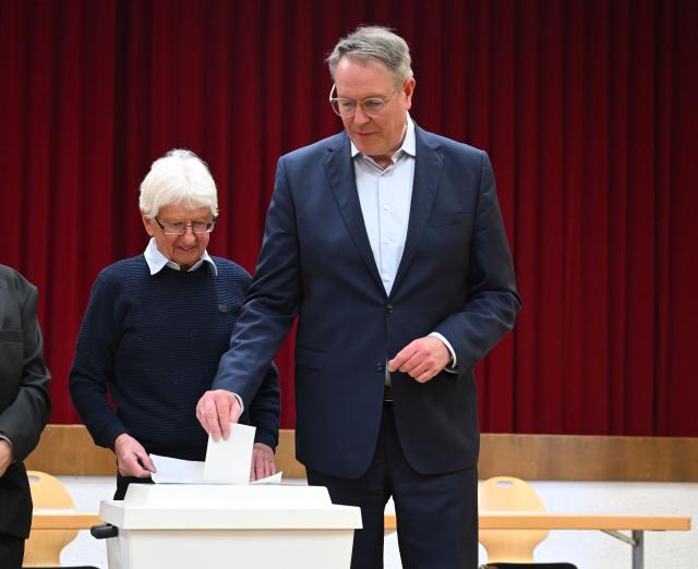 22 March 2026, Rhineland-Palatinate, Bad Bergzabern: Alexander Schweitzer of the Social Democratic Party (SPD), Minister President of Rhineland-Palatinate and leading candidate for the state election in Rhineland-Palatinate, casts his vote for the state election in the Schlosshalle. Photo: Uli Deck/dpa