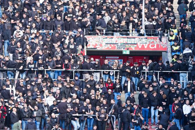 22 March 2026, Rhineland-Palatinate, Mainz: Eintracht Frankfurt fans, dressed in black, take their seats in the stands ahead of the German Bundesliga soccer match between FSV Mainz 05 and Eintracht Frankfurt at the Mewa Arena. Photo: Marc Schüler/dpa - IMPORTANT NOTICE: DFL and DFB regulations prohibit any use of photographs as image sequences and/or quasi-video.