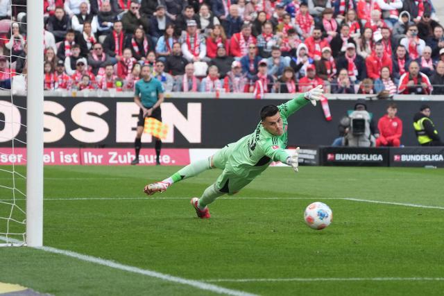 22 March 2026, Rhineland-Palatinate, Mainz: Eintracht Frankfurt Goalkeeper Michael Zetterer watches the ball during the German Bundesliga soccer match between FSV Mainz 05 and Eintracht Frankfurt at the Mewa Arena. Photo: Marc Schüler/dpa - IMPORTANT NOTICE: DFL and DFB regulations prohibit any use of photographs as image sequences and/or quasi-video.