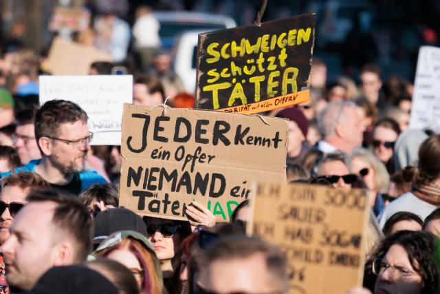 22 March 2026, Berlin: Signs reading 'Everyone knows a victim-no one knows a perpetrator' and 'Silence protects perpetrators' are seen during a demonstration against digital sexual violence in front of the Brandenburg Gate. Photo: Carsten Koall/dpa