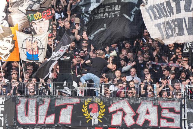 22 March 2026, Rhineland-Palatinate, Mainz: Frankfurt fans issue "challenges" to Mainz during the German Bundesliga soccer match between FSV Mainz 05 and Eintracht Frankfurt at the Mewa Arena. Photo: Marc Schüler/dpa - IMPORTANT NOTICE: DFL and DFB regulations prohibit any use of photographs as image sequences and/or quasi-video.