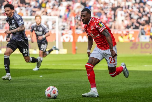 22 March 2026, Rhineland-Palatinate, Mainz: Mainz's Sheraldo Becker in action during the German Bundesliga soccer match between FSV Mainz 05 and Eintracht Frankfurt at the Mewa Arena. Photo: Marc Schüler/dpa - IMPORTANT NOTICE: DFL and DFB regulations prohibit any use of photographs as image sequences and/or quasi-video.